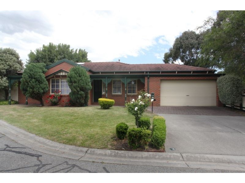 8 Emma Court, Berwick VIC 3806