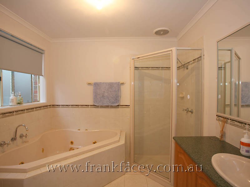 50 Fairholme Boulevard, Berwick VIC 3806