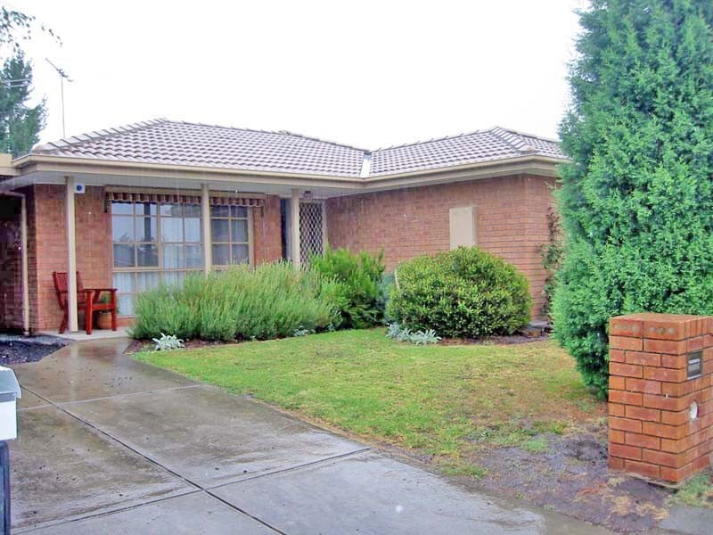 8 Farrer Place, Berwick VIC 3806