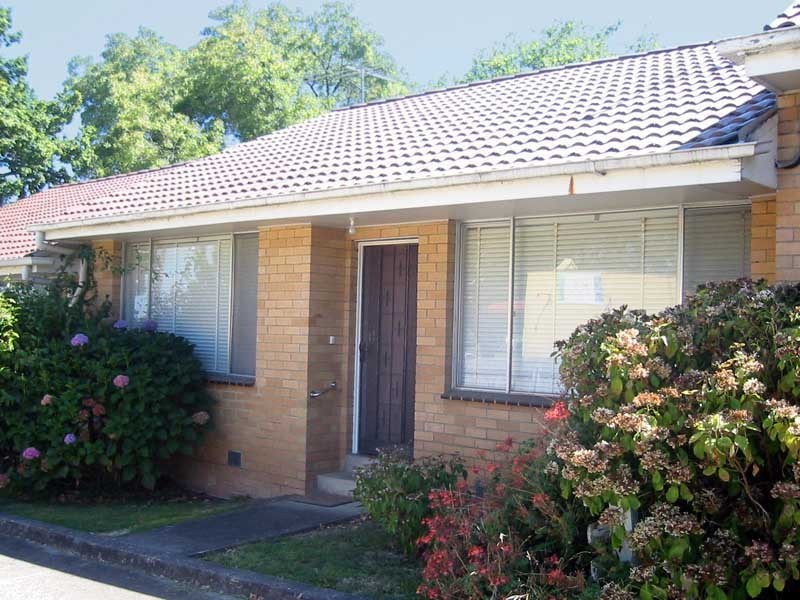 2/9 Gloucester Avenue, Berwick VIC 3806