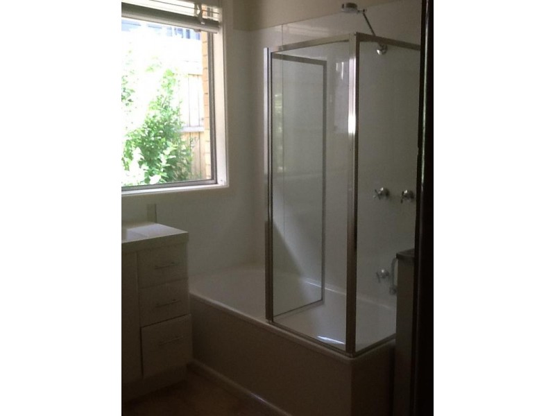 2/9 Gloucester Avenue, Berwick VIC 3806