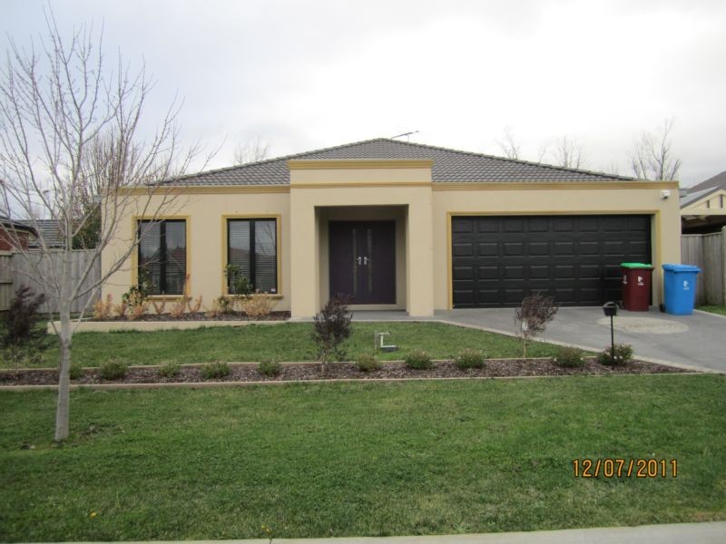 10 Mandurah Chase, Berwick VIC 3806