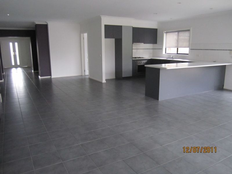 10 Mandurah Chase, Berwick VIC 3806