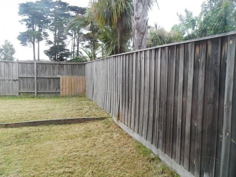 2/40-44 Warrawong Drive, Berwick VIC 3806