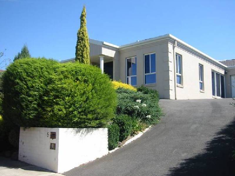 5 Jarryd Crescent, Berwick VIC 3806
