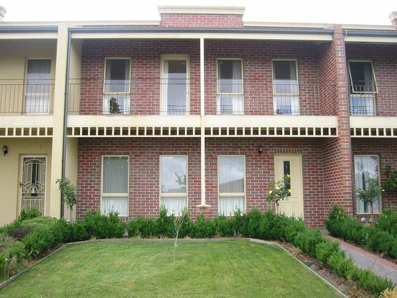 8/10 Parkhill Drive, Berwick VIC 3806