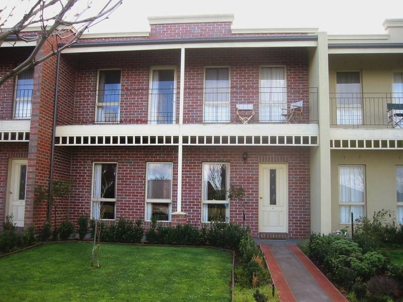 4/10 Parkhill Drive, Berwick VIC 3806