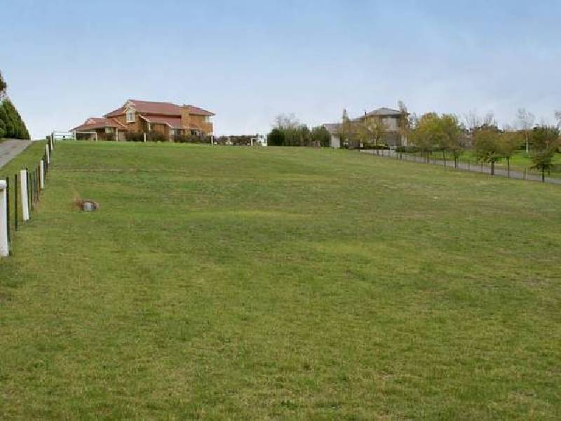 Caserta Drive, Berwick VIC 3806