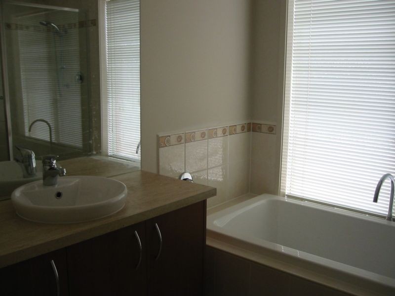 10 Tenterfield Drive, Narre Warren South VIC 3805