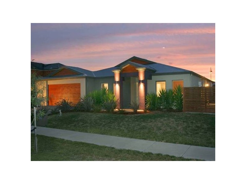Lowanna Avenue, Berwick VIC 3806