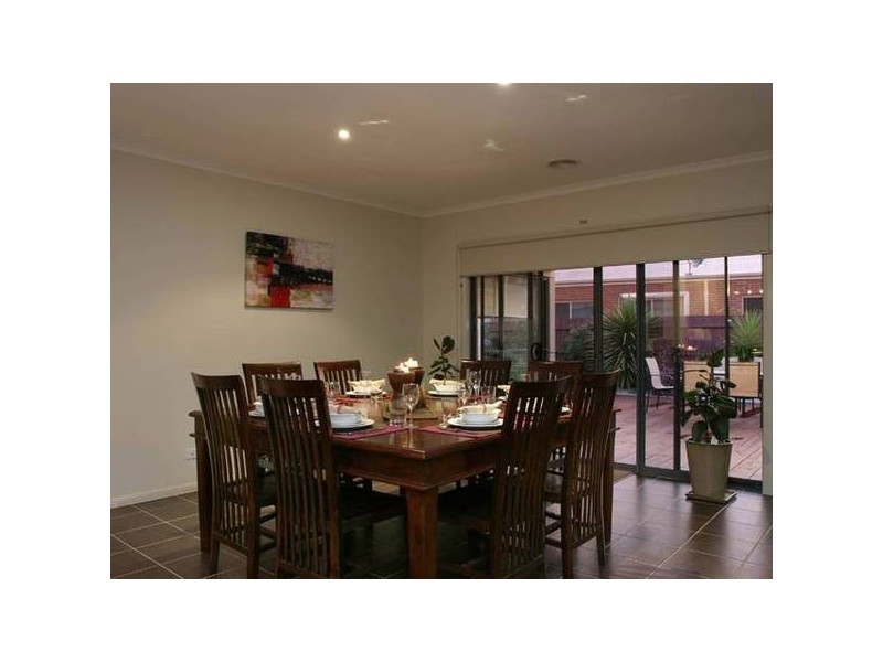 Lowanna Avenue, Berwick VIC 3806