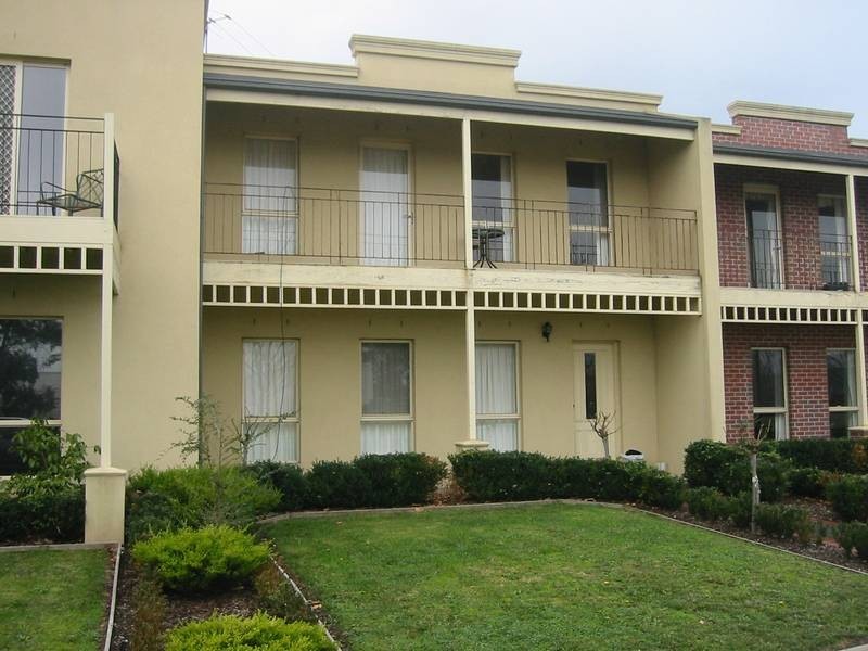 2/10 Parkhill Drive, Berwick VIC 3806