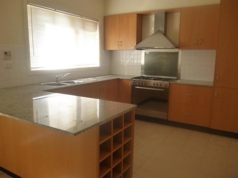 2/10 Parkhill Drive, Berwick VIC 3806