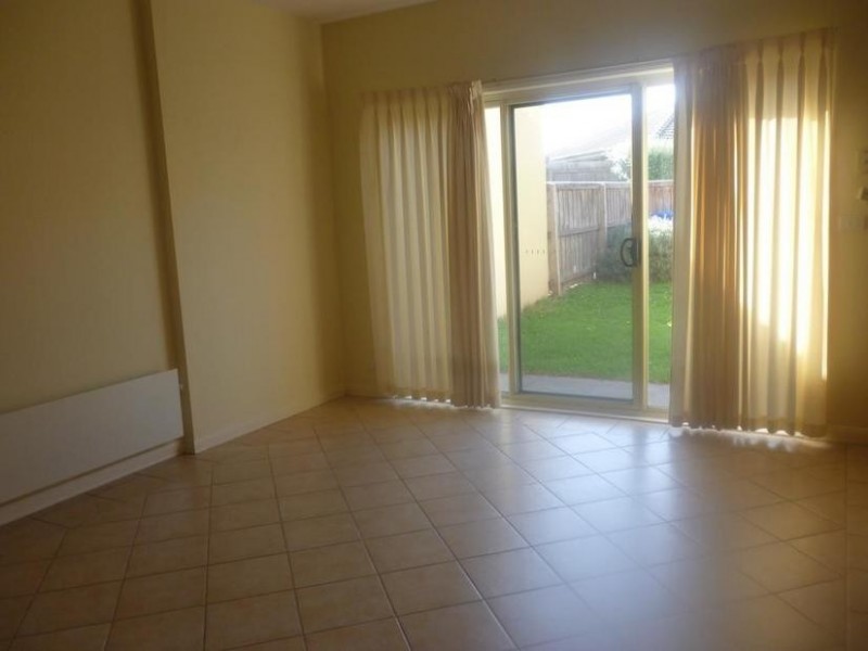 2/10 Parkhill Drive, Berwick VIC 3806