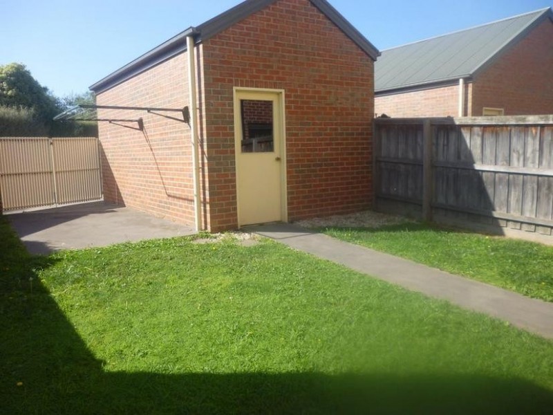 2/10 Parkhill Drive, Berwick VIC 3806