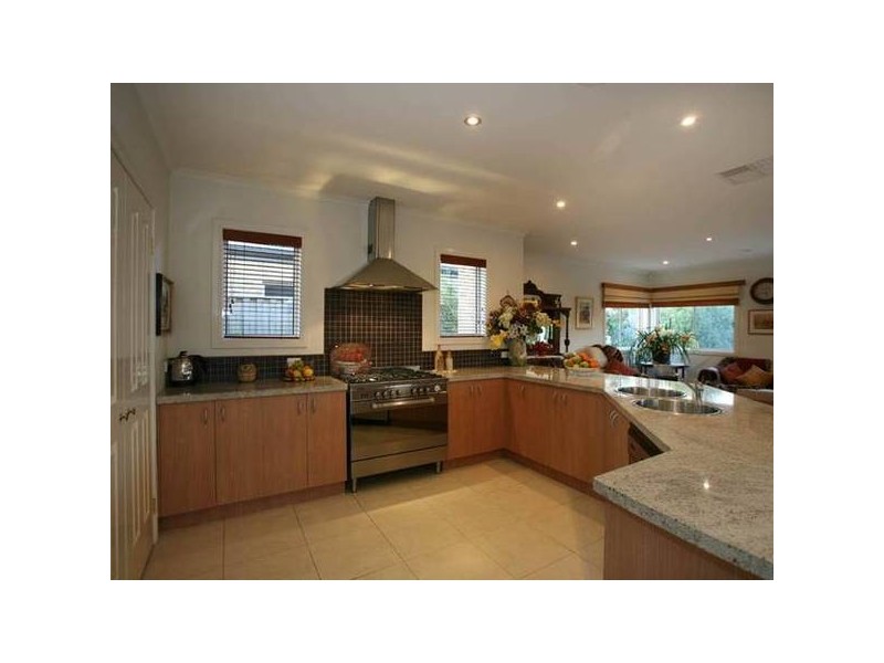 2 Glenmaggie Close, Berwick VIC 3806