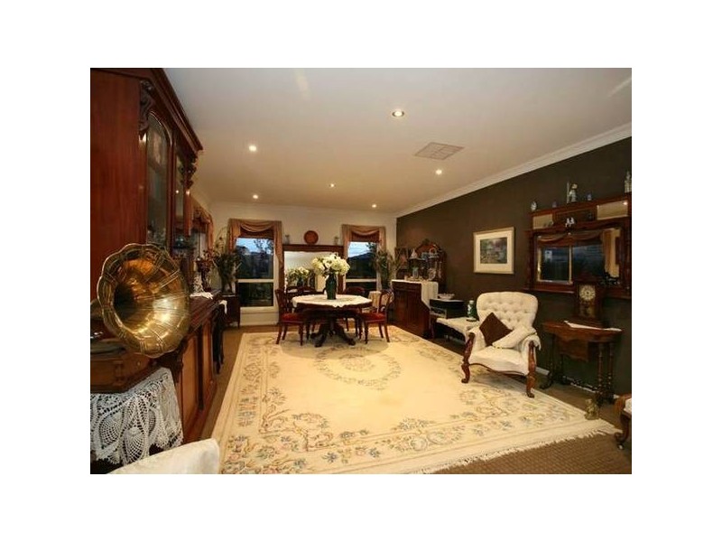 2 Glenmaggie Close, Berwick VIC 3806