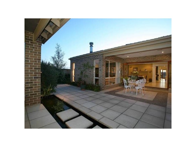 2 Glenmaggie Close, Berwick VIC 3806