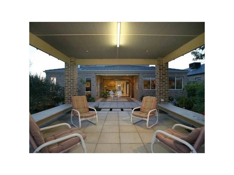 2 Glenmaggie Close, Berwick VIC 3806