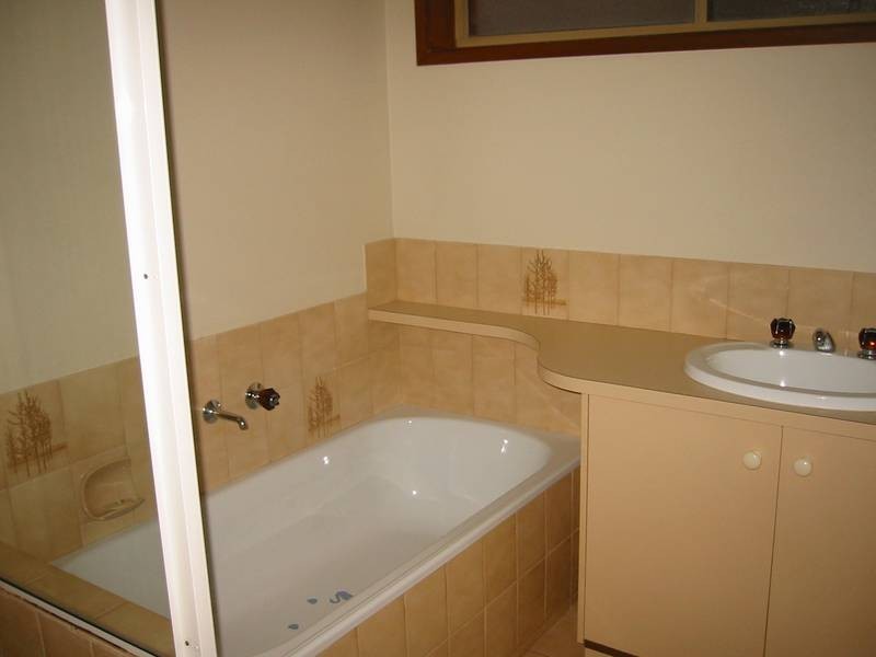 1/4 Ravensthorpe Crescent, Narre Warren VIC 3805