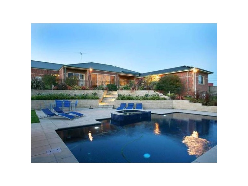 33-35 St Helens Crescent, Narre Warren North VIC 3804