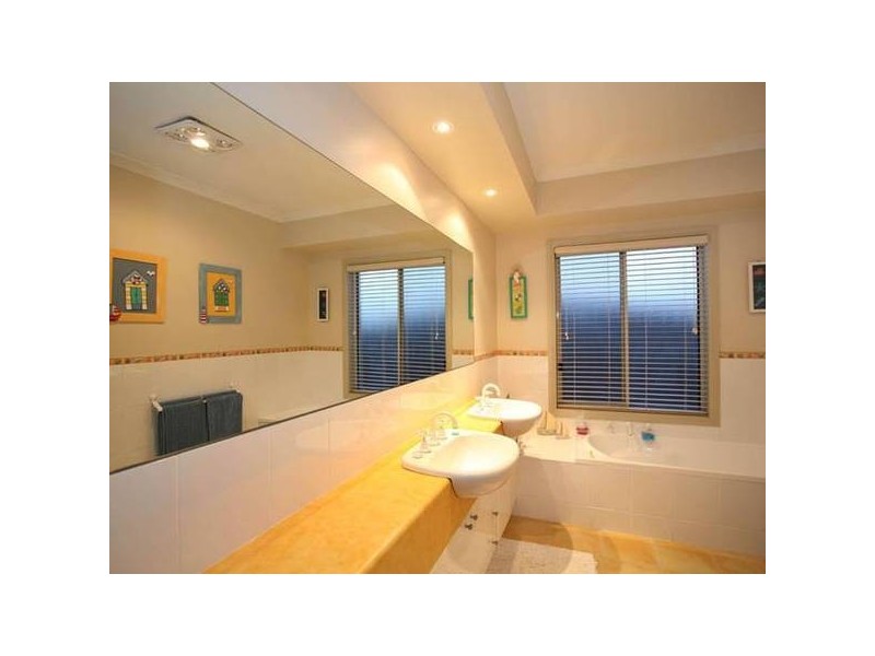 33-35 St Helens Crescent, Narre Warren North VIC 3804