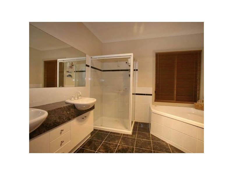 33-35 St Helens Crescent, Narre Warren North VIC 3804