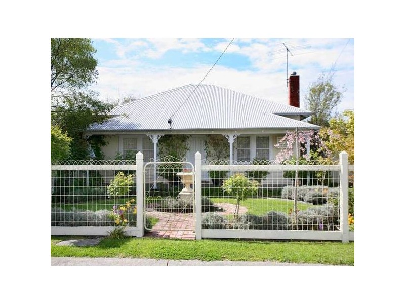 16-18 Railway Avenue, Beaconsfield VIC 3807