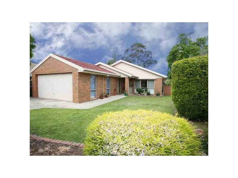 18 Escott Grove, Berwick VIC 3806