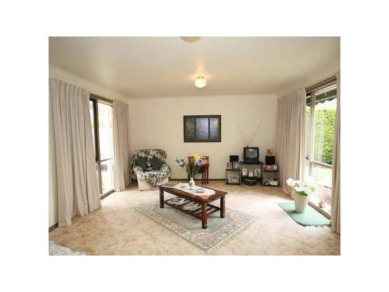 18 Escott Grove, Berwick VIC 3806