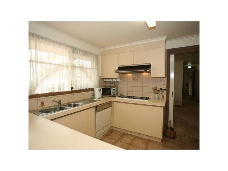 18 Escott Grove, Berwick VIC 3806