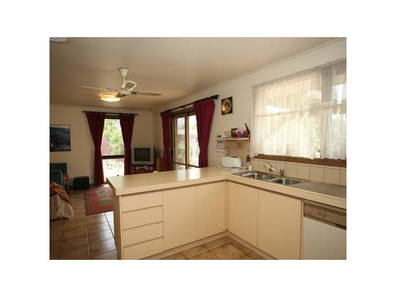 18 Escott Grove, Berwick VIC 3806