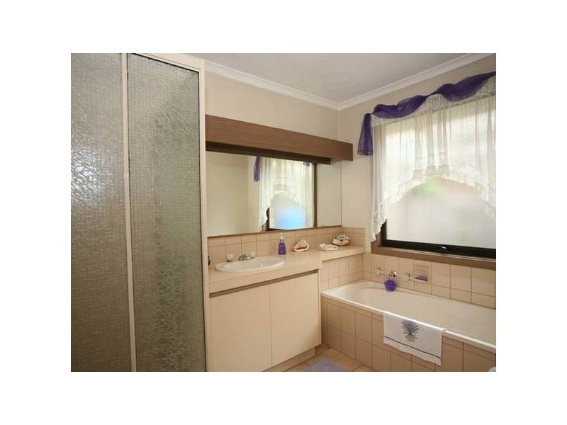 18 Escott Grove, Berwick VIC 3806