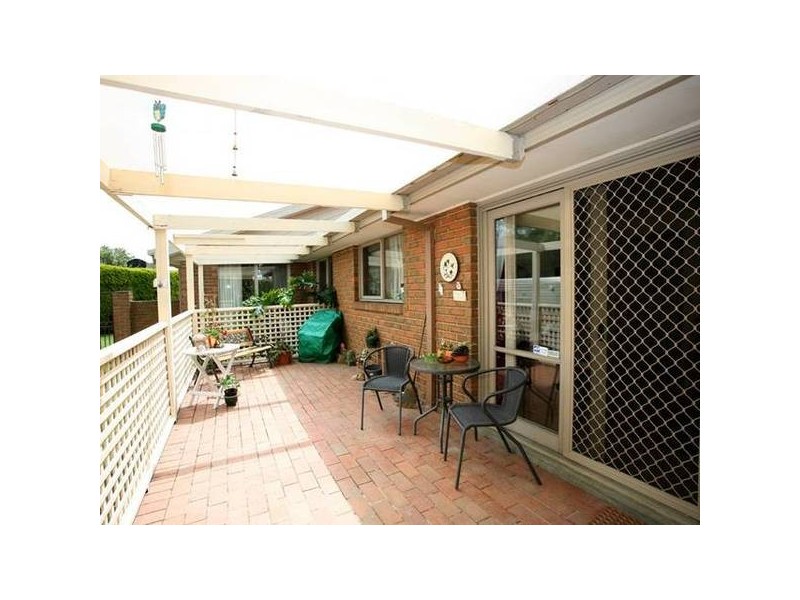 18 Escott Grove, Berwick VIC 3806