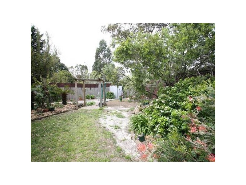 18 Escott Grove, Berwick VIC 3806