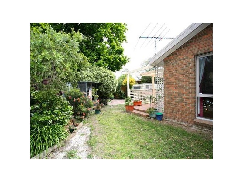 18 Escott Grove, Berwick VIC 3806