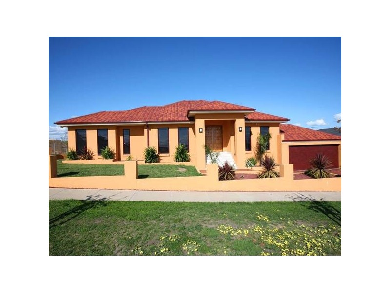 25 Highvale Crescent, Berwick VIC 3806