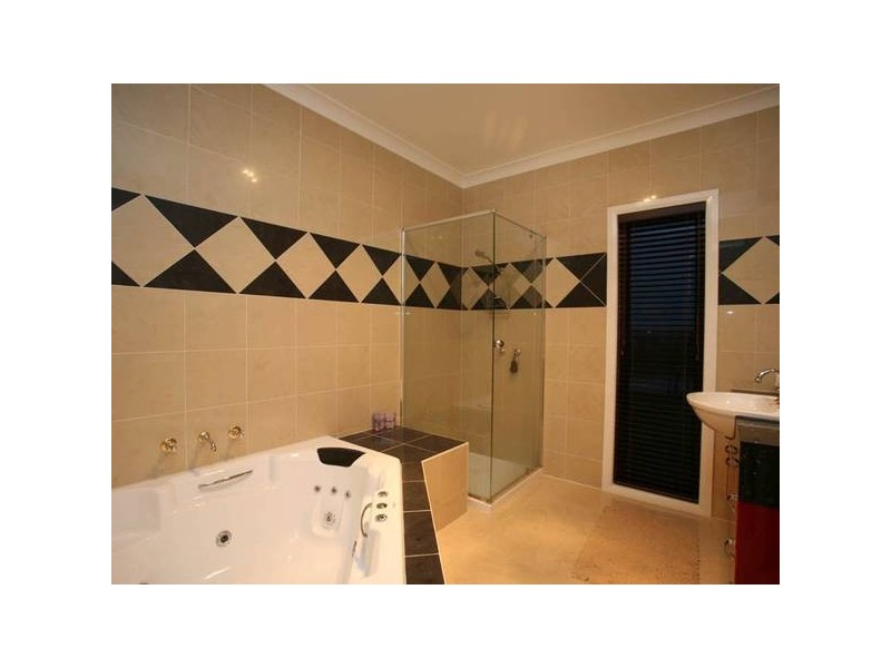 25 Highvale Crescent, Berwick VIC 3806