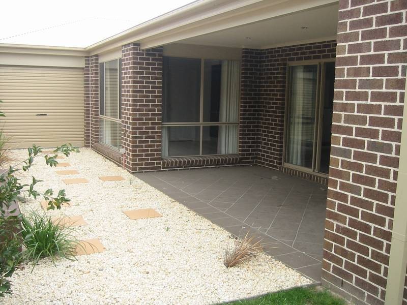 38 Golden Grove Drive, Narre Warren South VIC 3805