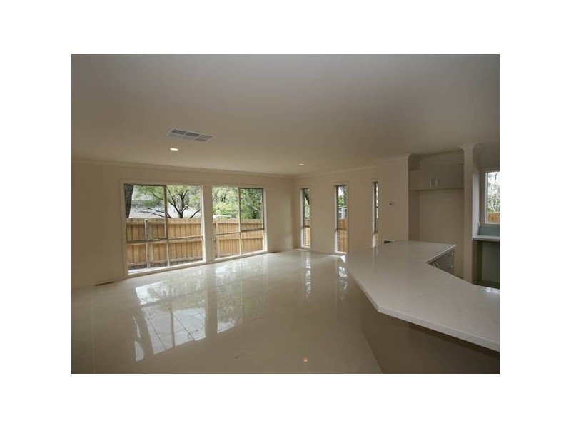 2 Graneel Grove, Berwick VIC 3806