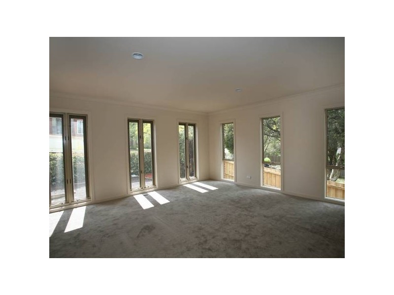 2 Graneel Grove, Berwick VIC 3806