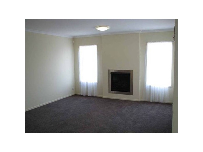 13 Joseph Banks Drive, Pakenham VIC 3810