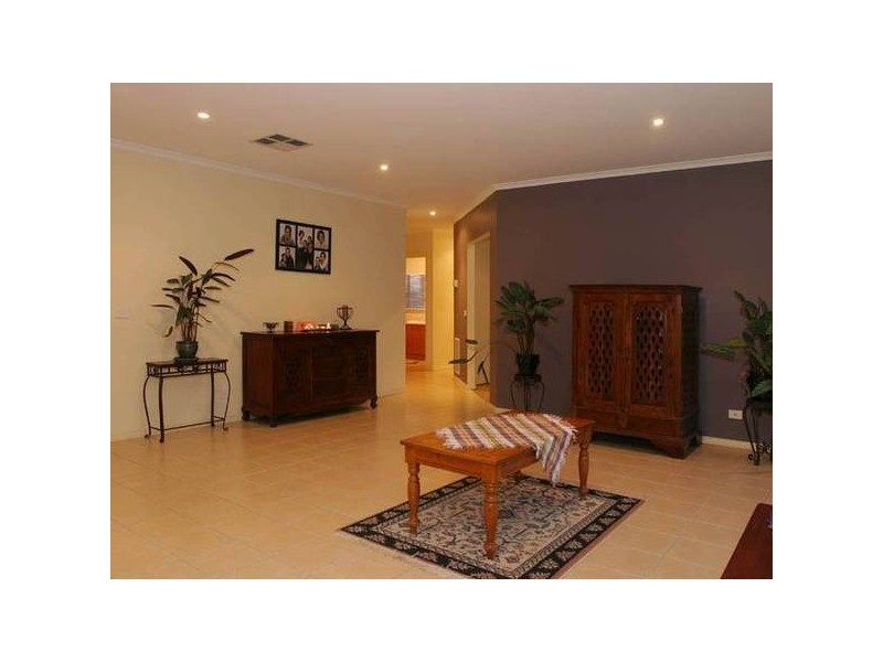 24 Carlisle Drive, Beaconsfield VIC 3807