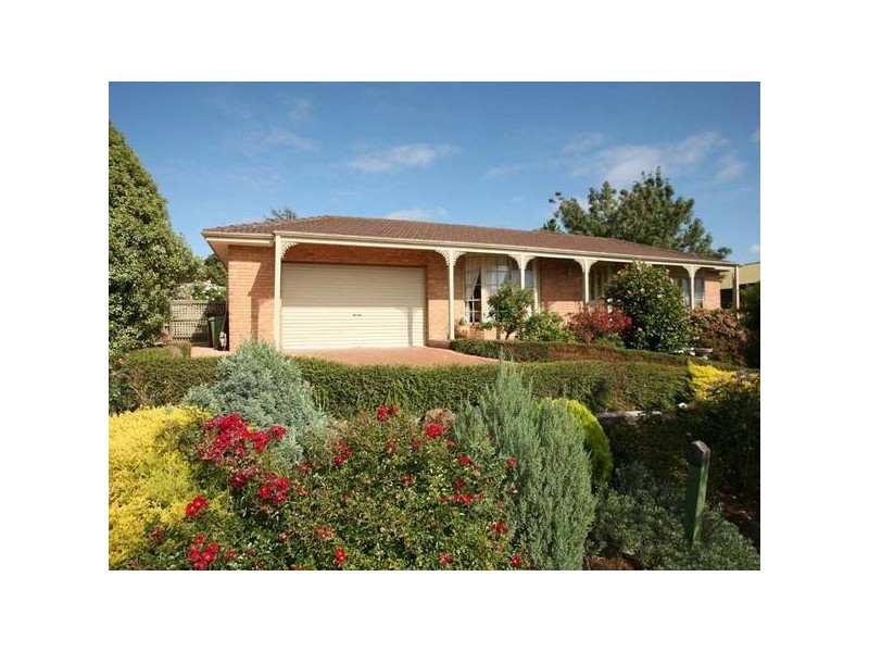 8 Bournevale Drive, Berwick VIC 3806