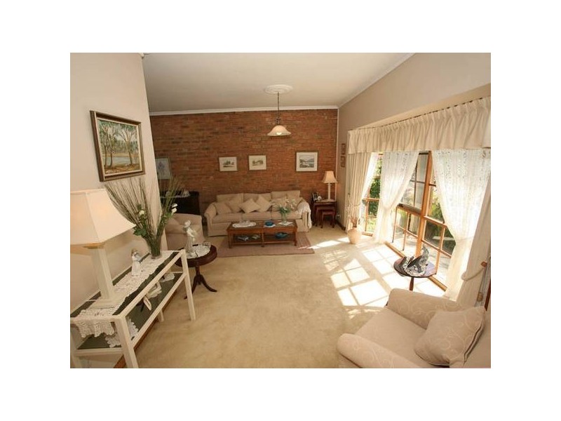 8 Bournevale Drive, Berwick VIC 3806