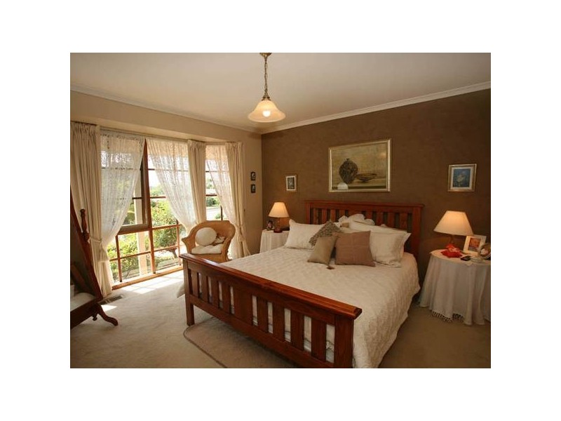 8 Bournevale Drive, Berwick VIC 3806