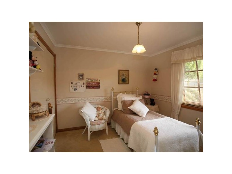 8 Bournevale Drive, Berwick VIC 3806