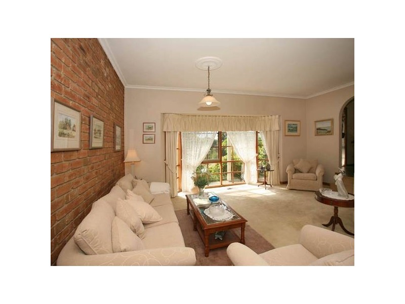 8 Bournevale Drive, Berwick VIC 3806
