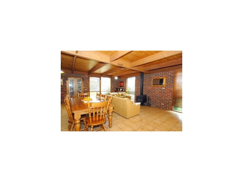 8 Roy Close, Narre Warren North VIC 3804