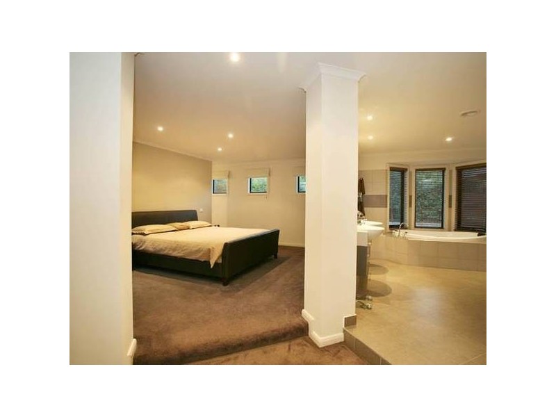 12 Whisken Way, Berwick VIC 3806